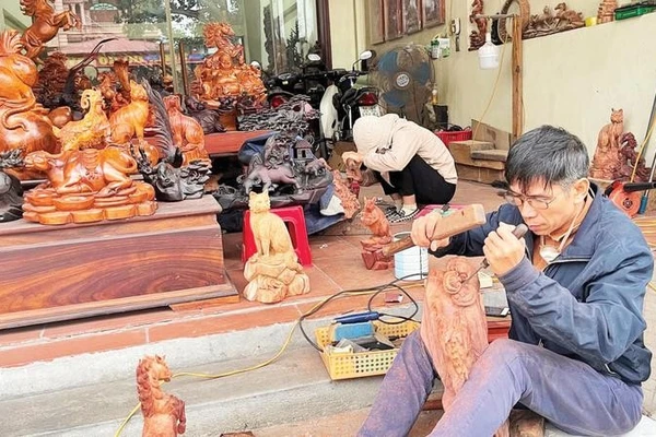 Ông Nguyễn Văn Cừ chạm khắc sản phẩm ngựa gỗ mỹ nghệ.