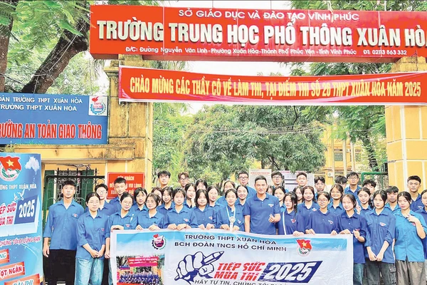 Đoàn viên, thanh niên nhà trường tham gia hoạt động tiếp sức mùa thi.