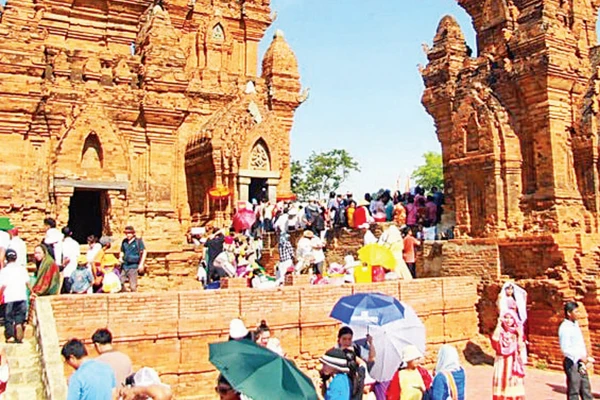 Tháp Pô Klong Garai, phường Đô Vinh, thành phố Phan Rang - Tháp Chàm (Ninh Thuận), được Thủ tướng Chính phủ công nhận Di tích quốc gia đặc biệt tháng 12/2016.