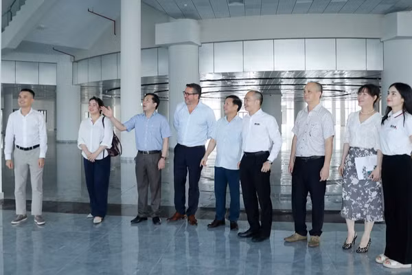 Đoàn công tác của Công ty ABE khảo sát tại Trung tâm Văn hóa Bắc Ninh.