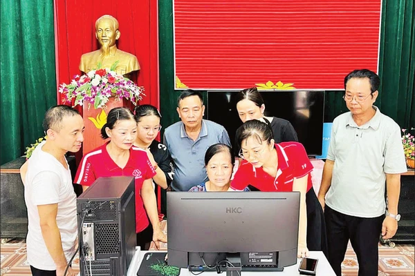 Lắp đặt máy tính và đào tạo các thủ tục liên thông tại Tổ dân phố số 4, phường Trung Sơn. (Ảnh THÁI HÒA)