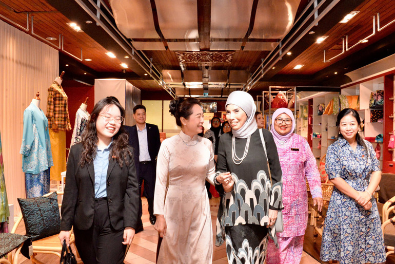 Phu nhân Nguyễn Thị Thanh Nga và Phu nhân Phó Chủ tịch Hạ viện Malaysia đến thăm Trung tâm Thủ công Mỹ nghệ Kuala Lumpur. anh-5.jpg