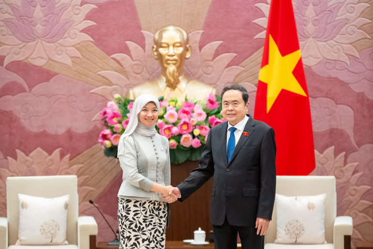Chủ tịch Quốc hội Trần Thanh Mẫn tiếp Tổng Thư ký AIPA Siti Rozaimeriyanty Dato Haji Abdul Rahman. (Ảnh: DUY LINH) z72-6888-chu-tich-quoc-hoi-tran-thanh-man-tiep-tong-thu-ky-aipa-siti-rozaimeriyanty-dato-haji-abdul-ra.jpg