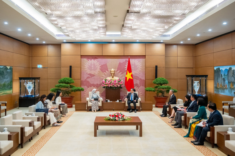 Chủ tịch Quốc hội Trần Thanh Mẫn tiếp Tổng Thư ký AIPA Siti Rozaimeriyanty Dato Haji Abdul Rahman. (Ảnh: DUY LINH) z72-6933-chu-tich-quoc-hoi-tran-thanh-man-tiep-tong-thu-ky-aipa-siti-rozaimeriyanty-dato-haji-abdul-ra.jpg