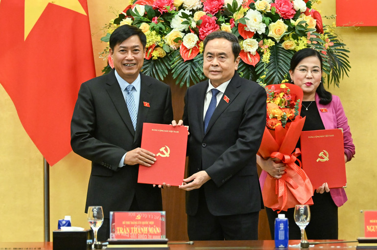 O presidente da Assembleia Nacional, Tran Thanh Man, apresenta a decisão ao camarada Nguyen Huu Dong. (Foto: DUY LINH) bnd-3427.jpg