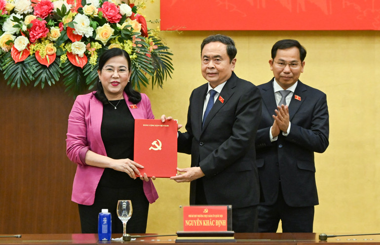 O presidente da Assembleia Nacional, Tran Thanh Man, apresenta a decisão ao camarada Nguyen Thanh Hai. (Foto: DUY LINH) bnd-3414.jpg