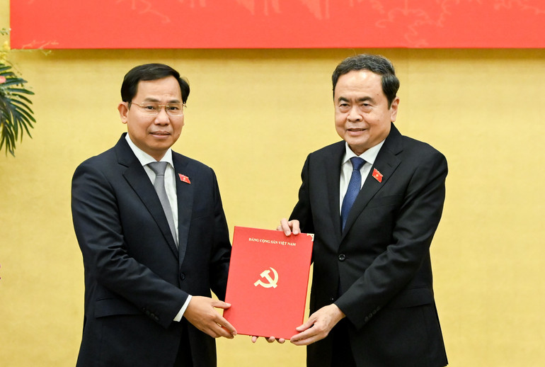 O presidente da Assembleia Nacional, Tran Thanh Man, apresenta a decisão ao camarada Le Quang Manh. (Foto: DUY LINH) bnd-3423.jpg