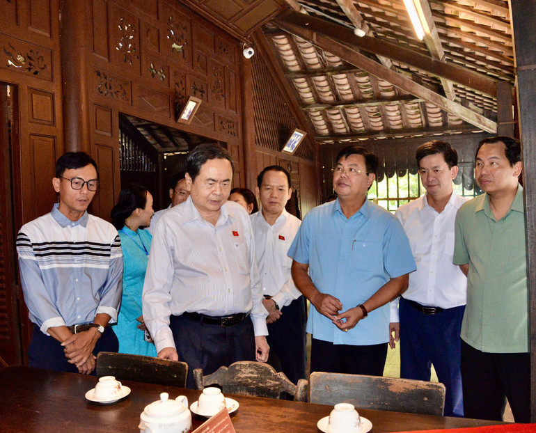 Pengerusi Perhimpunan Kebangsaan Tran Thanh Man melawat Rumah Peringatan zaman kanak-kanak Presiden Ton Duc Thang. anh-4.jpg