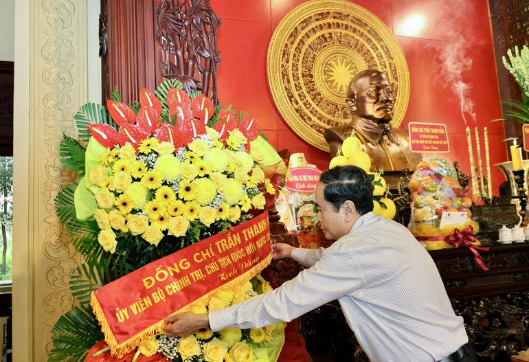 Pengerusi Majlis Kebangsaan Tran Thanh Man menawarkan bunga dan kemenyan di tapak peninggalan negara khas Tapak Memorial Presiden Ton Duc Thang. anh-7.jpg