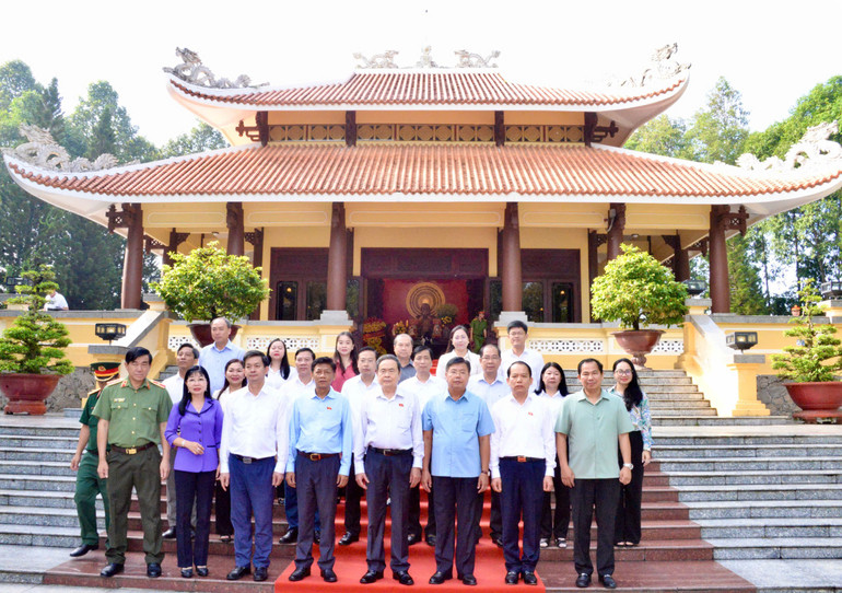 Rakan seperjuangan Tran Thanh Man dan anggota delegasi mengambil gambar cenderahati di Tapak Memorial Presiden Ton Duc Thang khas peninggalan negara. anh-3.jpg