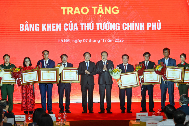 Nationalförsamlingens ordförande Tran Thanh Man och vice premiärminister Ho Quoc Dung delade ut premiärministerns förtjänstbevis till grupper och individer med enastående prestationer. (Foto: DUY LINH) bnd-4565.jpg