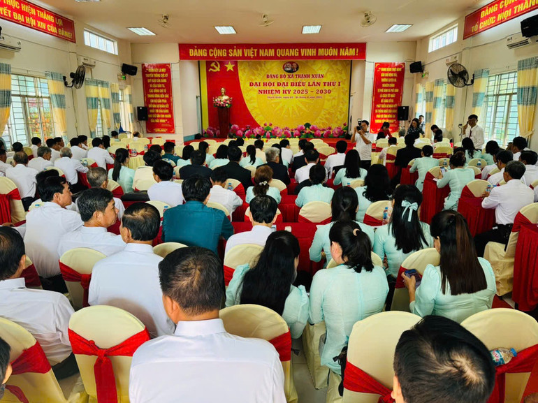 Quang cảnh phiên làm việc của Đại hội Đảng bộ xã Thạnh Xuân sáng nay 4/8. z6870960067432-5db54b96e51fe407c160e4714b8704b5.jpg
