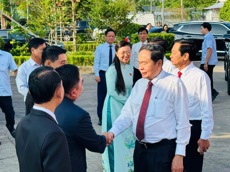 Lãnh đạo và nhân dân xã Thạnh Xuân chào đón Chủ tịch Quốc hội và các đại biểu dự Đại hội. z6870960055530-2628f095551d1a7f607b3af090d20448.jpg