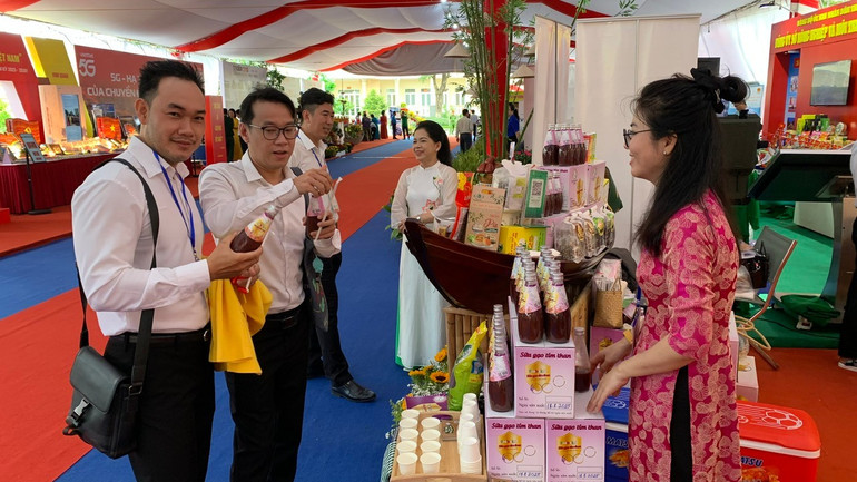 Các đại biểu tham quan gian hàng các sản phẩm tiêu biểu trưng bày bên lề Đại hội. anh-5.jpg