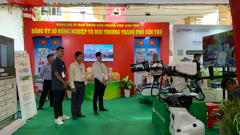 Quang cảnh trưng bày thiết bị hiện đại lĩnh vực nông nghiệp và môi trường của địa phương. anh-6.jpg