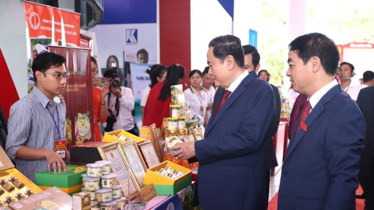 ប្រធានរដ្ឋសភាលោក Tran Thanh Man បានទៅទស្សនាឯកទេសក្នុងស្រុកនៅឯការតាំងពិព័រណ៍នៅខាងក្រៅមហាសន្និបាតលើកទី១ នៃគណៈកម្មាធិការបក្សខេត្ត Khanh Hoa អាណត្តិ 2025-2030។ uy-vien-bo-chinh-tri-chu-tich-quoc-hoi-tran-thanh-man-tham-quan-cac-gian-hang-trung-bay-san-pham-dac-trung-cua-khanh-hoa-2.jpg