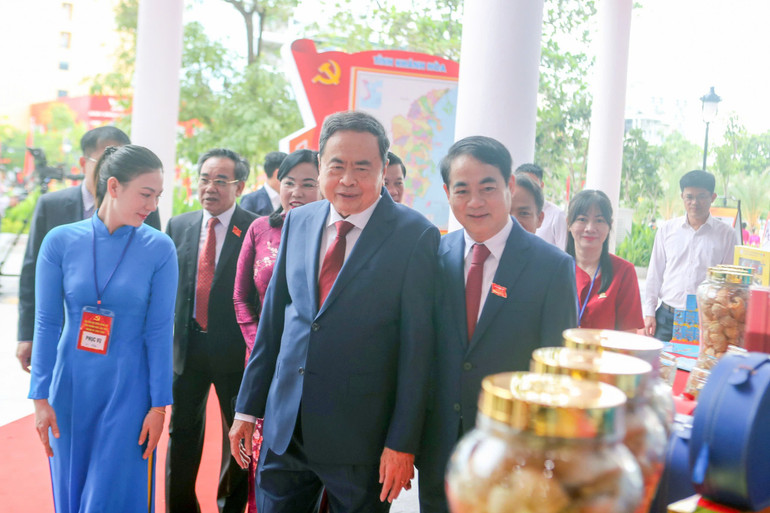 ប្រធានរដ្ឋសភាវៀតណាមលោក Tran Thanh Man និងគណៈប្រតិភូអញ្ជើញទៅទស្សនាតំបន់ពិសេស។ uy-vien-bo-chinh-tri-chu-tich-quoc-hoi-tran-thanh-man-tham-quan-cac-gian-hang-trung-bay-san-pham-dac-trung-cua-khanh-hoa.jpg
