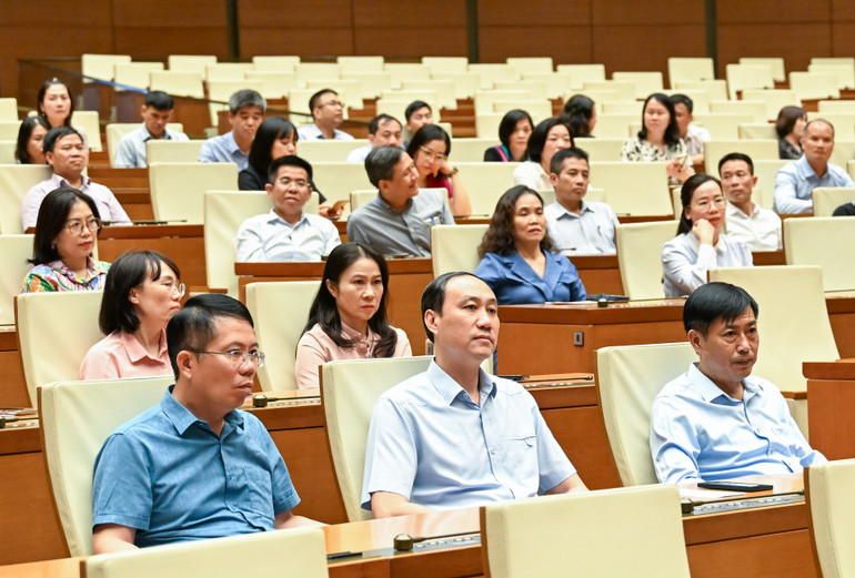 Lãnh đạo Quốc hội, các đại biểu Quốc hội, cán bộ công chức, viên chức, người lao động các cơ quan của Quốc hội, Văn phòng Quốc hội tham dự chương trình ủng hộ. (Ảnh Duy Linh) bnd-8376.jpg