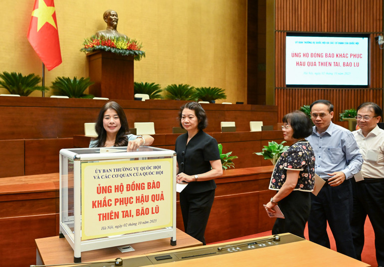Lãnh đạo Văn phòng Quốc hội, các đại biểu Quốc hội ủng hộ đồng bào khắc phục hậu quả thiên tai, lũ lụt. (Ảnh: DUY LINH) bnd-8437.jpg