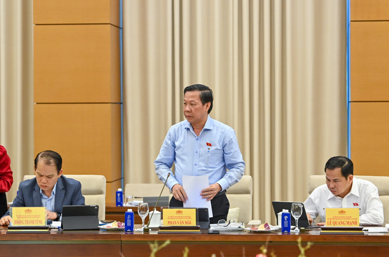 Chủ nhiệm Ủy ban Kinh tế và Tài chính Phan Văn Mãi trình bày báo cáo ý kiến. (Ảnh: Duy Linh) chu-nhiem-phan-van-mai.jpg