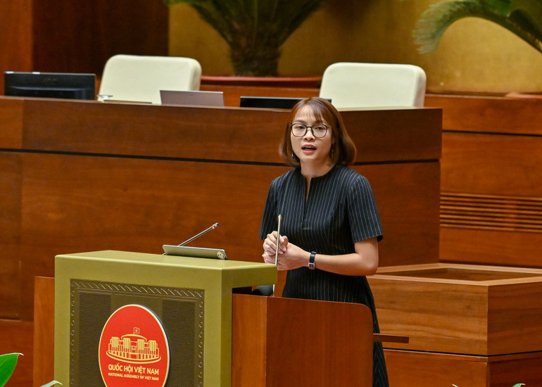 Bà Laura Nguyễn, Giám đốc điều hành GenAI Fund trình bày tham luận tại hội nghị. (Ảnh: THỦY NGUYÊN) anh4.jpg