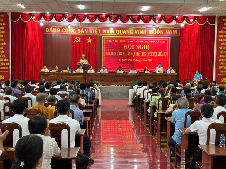Đông đảo cử tri, nhân dân xã Vị Thanh dự và phát biểu nhiều ý kiến kiến nghị, đề xuất với Chủ tịch Quốc hội, lãnh đạo thành phố tại cuộc tiếp xúc cử tri chiều nay. vt4.jpg