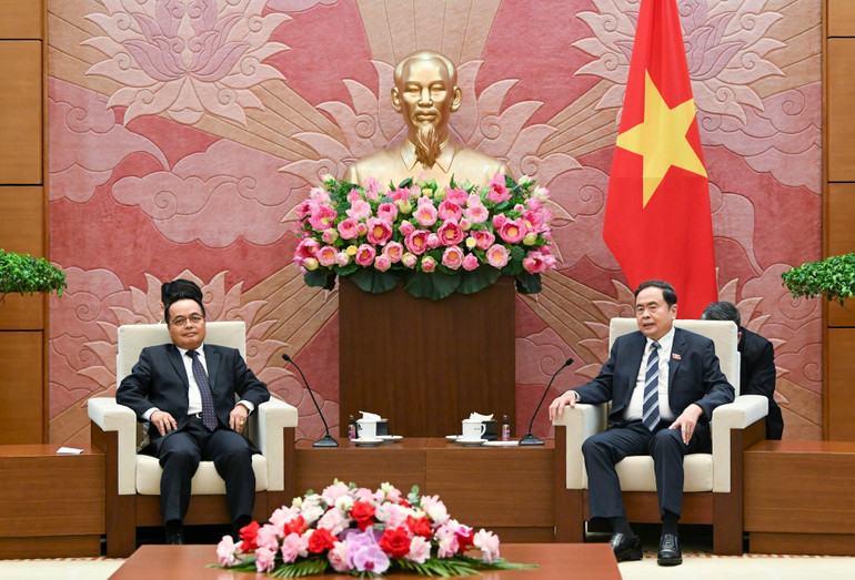 Chủ tịch Quốc hội Trần Thanh Mẫn và Chủ tịch Kiểm toán Lào Viengthavisone Thephachanh. (Ảnh: DUY LINH) 2-2805.jpg