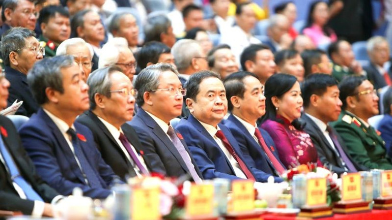 ប្រធានរដ្ឋសភា លោក Tran Thanh Man និងថ្នាក់ដឹកនាំបក្ស រដ្ឋ ស្ថាប័នរដ្ឋសភា ក្រសួង ស្ថាប័ន និងខេត្ត Khanh Hoa បានចូលរួមមហាសន្និបាត។ lanh-dao-dang-nha-nuoc-tham-du-dai-hoi.jpg