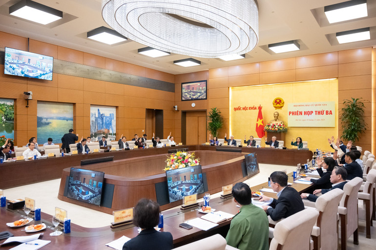 Hội đồng bầu cử quốc gia biểu quyết tại phiên họp. (Ảnh: DUY LINH) z72-5624.jpg