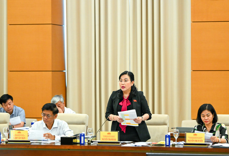 Chủ nhiệm Ủy ban Công tác đại biểu Nguyễn Thanh Hải trình bày báo cáo tại phiên họp. (Ảnh: DUY LINH) 2a-1881.jpg