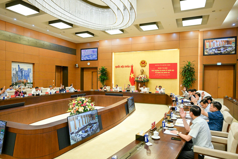 Ban Thường vụ Đảng ủy Quốc hội biểu quyết thông qua kết quả hội nghị. (Ảnh: DUY LINH) bnd-4599.jpg