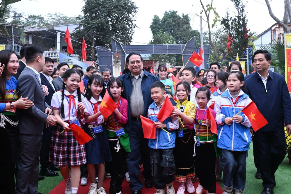 TT phạm Minhh chính với thầy và trò trường liên cấp Cẩm Thạch, Xã Cẩm Thạch, Thanh Hóa. 