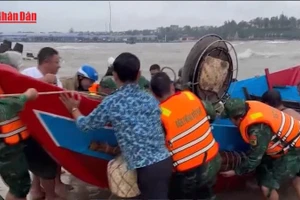 [Video] Quảng Trị: Kịp thời ứng cứu 2 ngư dân gặp nạn trên biển 