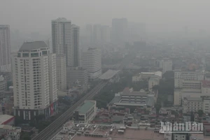 Tình trạng không khí Hà Nội vẫn tiếp tục ở mức rất xấu. (Ảnh: HOÀI AN)