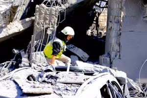 Những ngôi nhà và phương tiện bị phá hủy trong vụ không kích của Israel xuống thành phố Saksakiyeh, Liban ngày 27/3/2026. (Ảnh: THX/TTXVN)