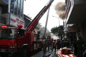 Hai nạn nhân xấu số đã được lực lượng chức năng đưa xuống bằng xe thang.