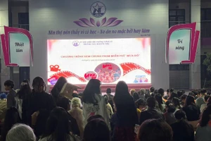 Hơn 400 người có mặt tại Trường trung học cơ sở Nguyễn Trãi để xem phim Mưa đỏ. (Ảnh: HÀ NHUNG)