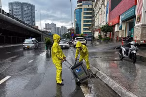 Lực lượng và phương tiện của Công ty TNHH Một thành viên Thoát nước Hà Nội ứng trực 24/24 giờ tại các điểm trọng yếu để ứng phó bão số 1. 