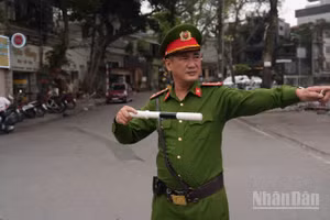 Lực lượng chức năng có mặt từ sáng sớm, hướng dẫn người dân di chuyển theo các tuyến thay thế. (Ảnh: HỒNG QUÂN)