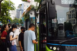 Ngày đầu Hà Nội áp dụng chính sách miễn phí xe buýt trong vành đai 1, lượng hành khách trên một số tuyến tăng nhẹ so ngày thường. (Ảnh: NHÃ NGUYÊN) 