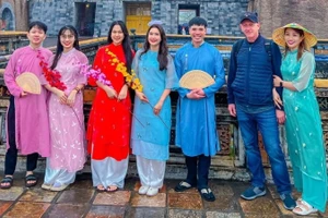 Vợ chồng chị Hằng, anh Marek (ngoài cùng, bên phải) hào hứng đón Tết truyền thống tại Việt Nam.