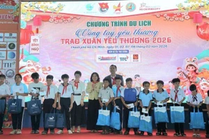 Trao quà cho trẻ em có hoàn cảnh khó khăn tại chương trình "Trao Xuân yêu thương 2026".