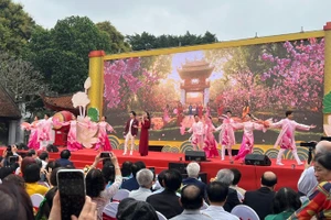 Ngày thơ Hà Nội năm 2026 tại Văn Miếu-Quốc Tử Giám Hà Nội thu hút đông giới văn nghệ sĩ và những người yêu thích thơ ca, văn học.