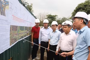Chủ tịch Ủy ban nhân dân thành phố Hà Nội Vũ Đại Thắng kiểm tra công tác giải phóng mặt bằng, bố trí tạm cư và tiến độ triển khai hai dự án trọng điểm là cầu Trần Hưng Đạo và cầu Tứ Liên. (Ảnh: Phạm Công)