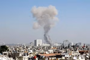 Khói bốc từ vụ đánh bom ở Syria. (Nguồn: Bộ Nội vụ Syria)