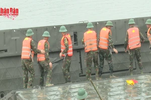 [Video] Phú Thọ triển khai cầu phao tạm thời qua sông Lô