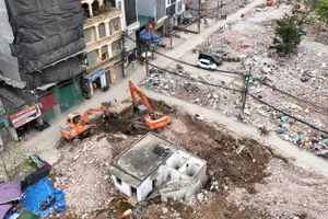 Phương tiện, máy móc đang làm việc hết công suất để hoàn thành dự án đường Vành đai 2,5.