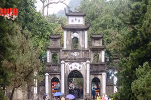 [Video] 25.000 lượt du khách trẩy hội Chùa Hương trong hai ngày đầu năm mới
