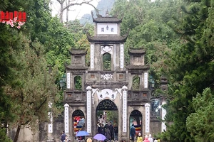 [Video] 25.000 lượt du khách trẩy hội Chùa Hương trong hai ngày đầu năm mới