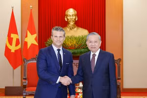 Tổng Bí thư Tô Lâm tiếp Bộ trưởng Chiến tranh Hoa Kỳ Pete Hegseth. (Ảnh: TTXVN)